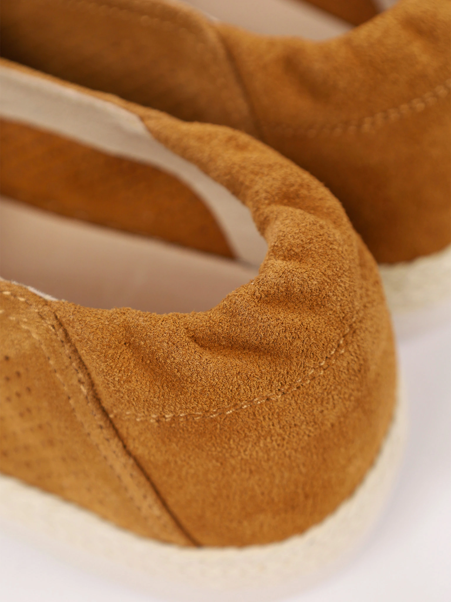 Мокасины коричневого цвета с перфорацией на низкой подошве